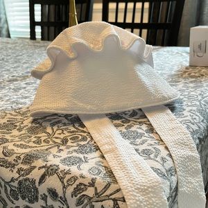 Beaufort Bonnet White Seersucker Bonnet size Large